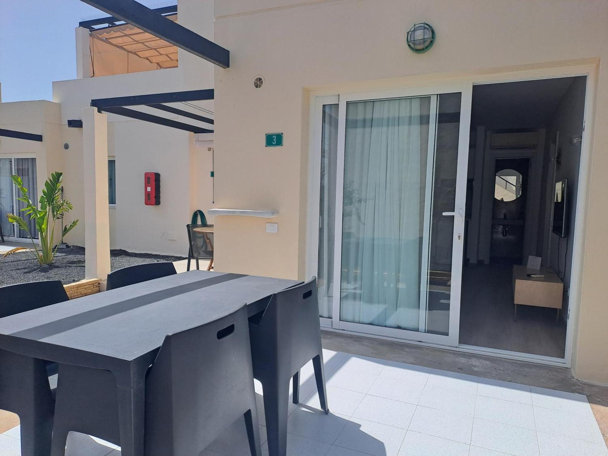 Homeforguest Apartamento 13 Con Terraza Y Piscina En Коралео Екстериор снимка