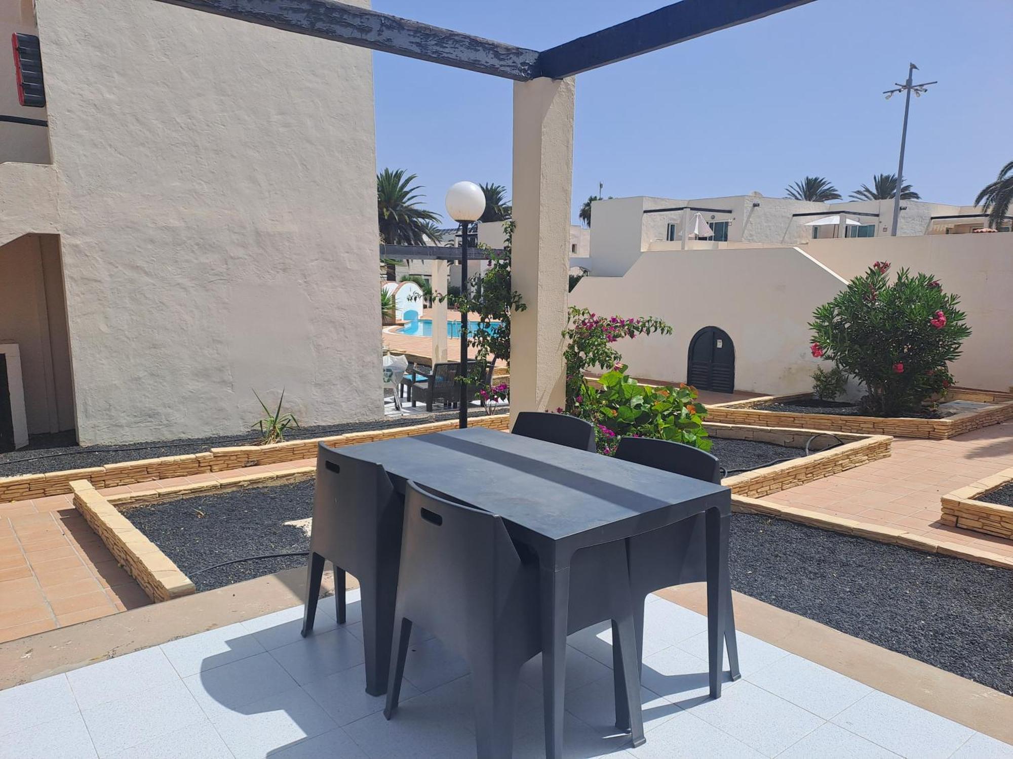 Homeforguest Apartamento 13 Con Terraza Y Piscina En Коралео Екстериор снимка